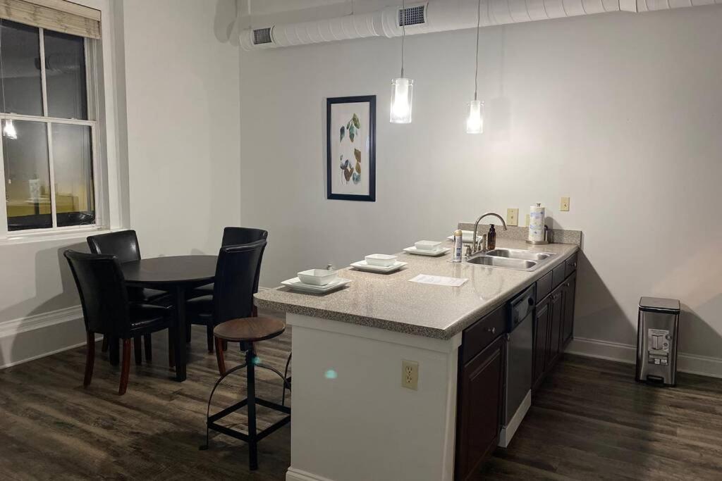 Smart Modern Contemporary 1 Bedroom 1 Bathroom Apt. Apartment *