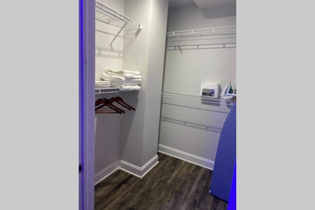Smart Modern Contemporary 1 Bedroom 1 Bathroom Apt. Apartment *